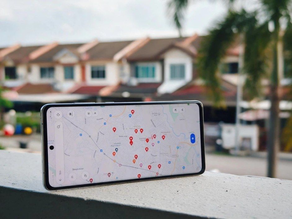 手机上的 Google 地图显示新山住宅区多个商家图钉（示意图）